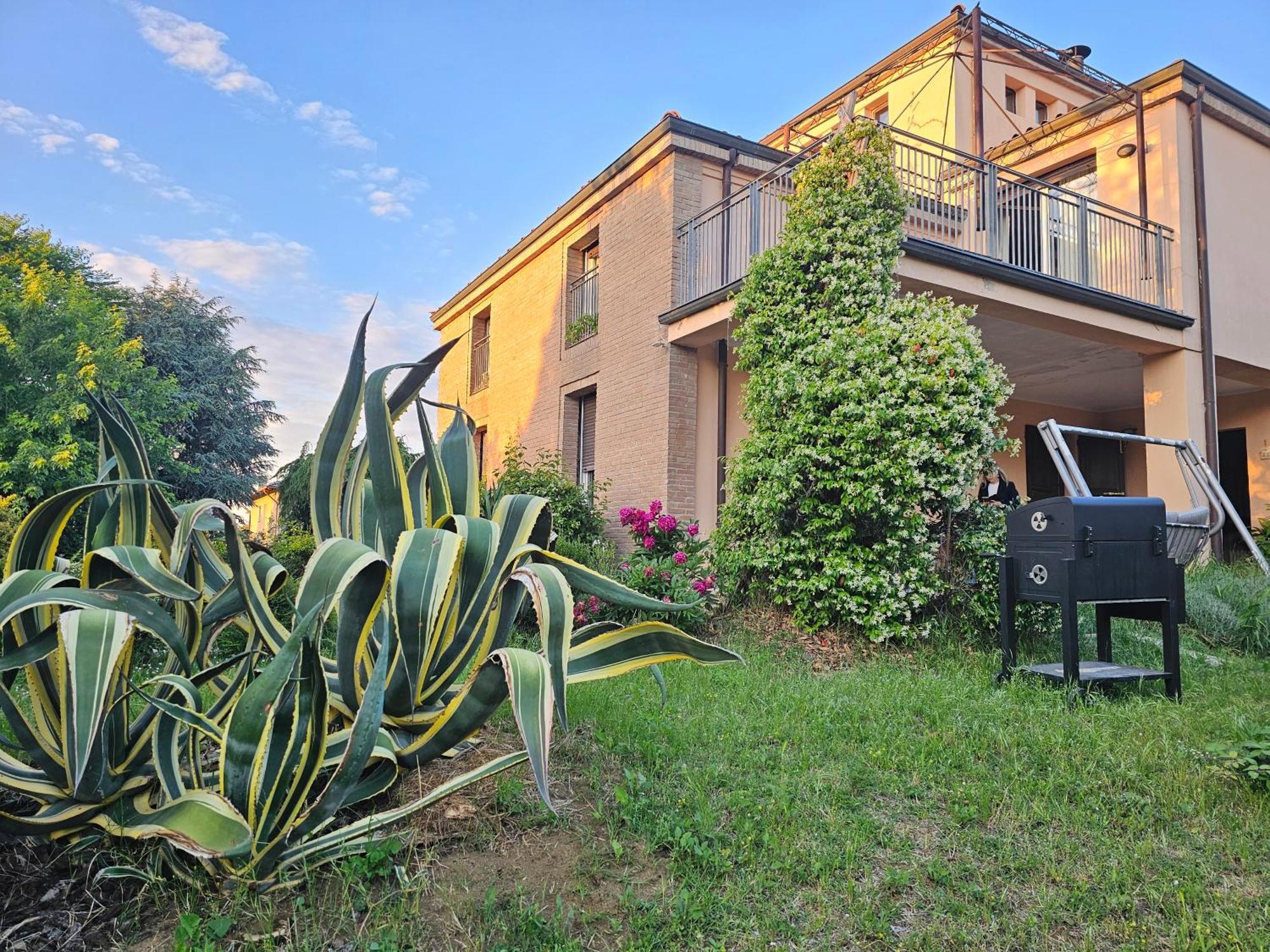 Casa Vincenzo 130 Mq Con Portico Ed Ingresso Esclusivo Dal Giardino Villa Felino Eksteriør billede